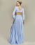 Vestido de festa azul serenity com manga longa e abertura lateral, visto de costas  ideal para convidadas