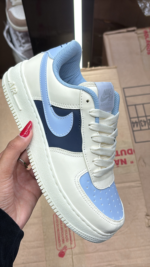 Air force azul acompanha dois cadarços
