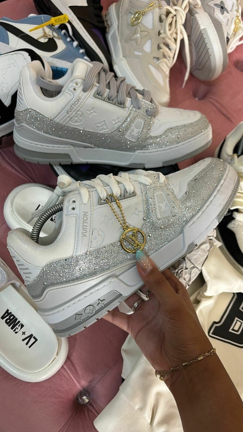 LV TRAINER PRATA COM BRANCO CRAVEJADO