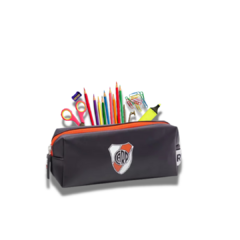 MOCHILA DE RIVER + CARTUCHERA Y UTILES DE REGALO - Buena Pinta