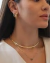 Argola Amores M – Quadrada Abaulada | Banho Ouro 18K – Hipoalergênica - comprar online