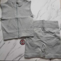 Conjunto con cierre liso (tipo chaleco) GRIS