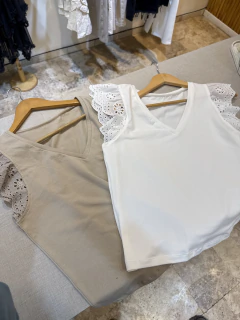 Remera con mangas de broderie