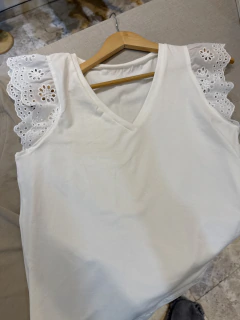 Remera con mangas de broderie - comprar online