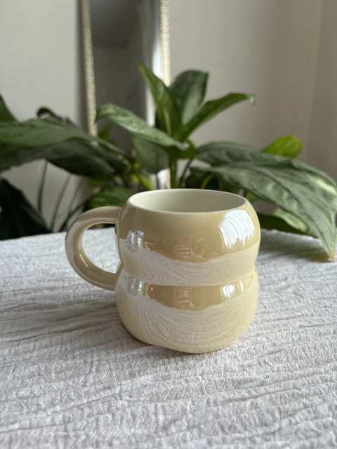 Taza tornasolada amarilla