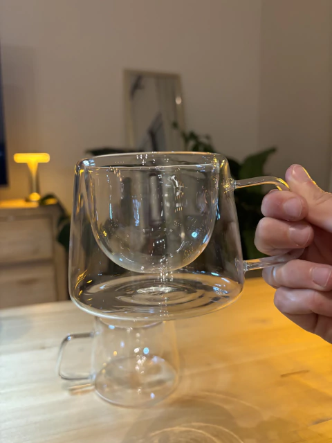 Taza de vidrio doble capa con asa