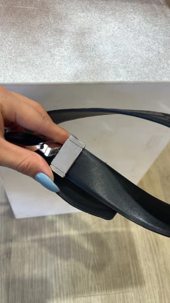 CINTO BURBERRY NEGRO REVERSIBLE HEBILLA PLATEADA 123x3,5cm en internet