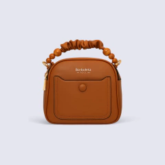 CARTERA BORBOLETA C/TIRA CON BOLITAS DE MADERA - MARRON - comprar online