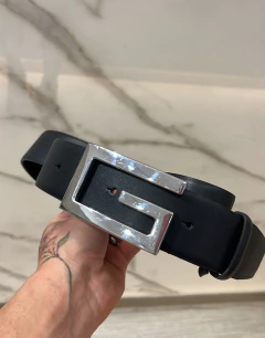 CINTO GUCCI NEGRO HEBILLA PLATEADA - 117x4cm - comprar online