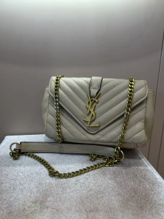 BANDOLERA YSL C/COSTURAS EN V Y CADENA DORADA CHICA - BEIGE - comprar online