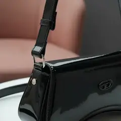 CARTERA DIESEL PLAY CROSSBODY CHAROLADA en internet