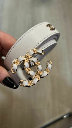 CINTO CHANEL CON HEBILLA DORADA - BLANCO