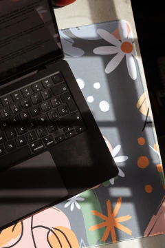 Desk Pad FLOWERS (84 x 38 cm) Bordes Cosidos - CDTEK Mayoristas