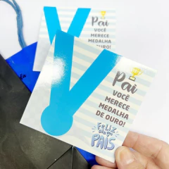 25 Cartões Dia dos Pais “Pai, você merece medalha de ouro!” | 8,5x8,5cm | Papel Couchê 300g | Pronta Entrega na internet