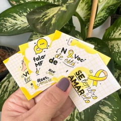 Mini Tags Setembro Amarelo - 50 Unidades Variadas | 5 Frases de Apoio | 4x5,5cm com Furo | Papel Couchê 300g