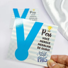 25 Cartões Dia dos Pais “Pai, você merece medalha de ouro!” | 8,5x8,5cm | Papel Couchê 300g | Pronta Entrega