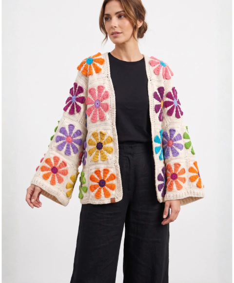 Casaco kimono de crochê artesanal com granny squares e margaridas multicoloridas em algodão mercerizado — CrocheThá Aconchego
