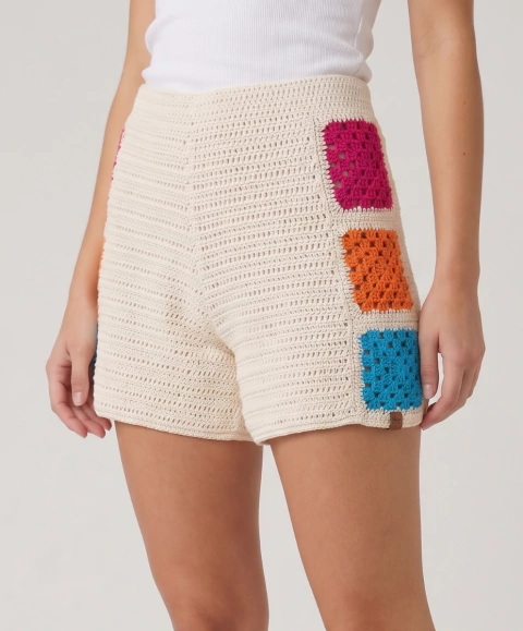 Short de crochê artesanal com cintura alta e granny squares coloridos nas laterais em algodão mercerizado — CrocheThá Aconchego