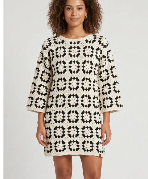 Vestido de crochê artesanal com granny squares preto e off white, manga ampla e abertura nas costas — CrocheThá Aconchego