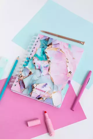 CUADERNO A5 TAPA DURA BE POSITIVE MARMOL DE COLORES