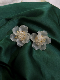 BRINCO FLOR BRANCA- DOURADO