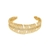 Bracelete dourado de pena cravejado de zircônia com design elegante e detalhado