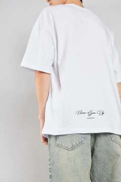 Remera over NEVER en internet