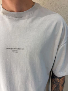 Remera ADVERSITY - tienda online