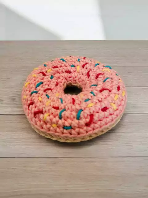 Donut de morango com confeito amigurumi