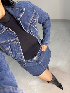 Saia jeans barra desfiada na internet