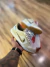 Imagem do Nike Dunk bege e dourado