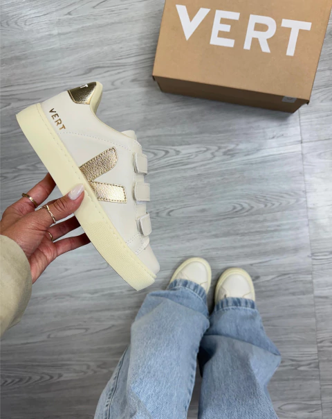 V Luxo Velcro - Off-White/Dourado - comprar online