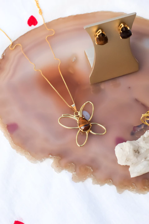 Colar Borboleta Vazada Olho de Tigre