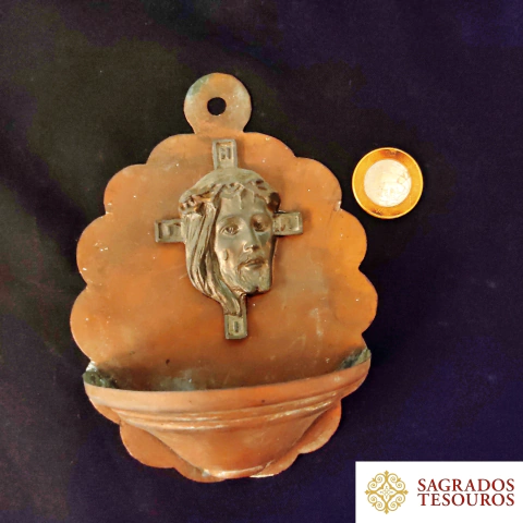 Porta Água Benta - face de Cristo