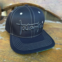 Boné Tatanka Preto Escrita Bordada Contorno Bege - comprar online