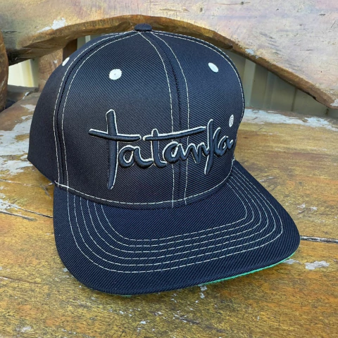 Boné Tatanka Preto Escrita Bordada Contorno Bege - comprar online