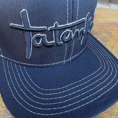 Boné Tatanka Preto Escrita Bordada Contorno Bege na internet