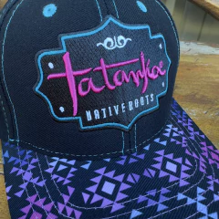 Boné Tatanka Preto Escrita Bordada em rosa Aba Navajo em tons de roxo na internet