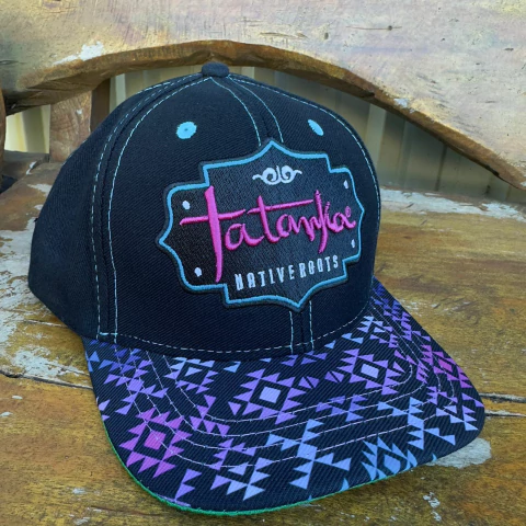 Boné Tatanka Preto Escrita Bordada em rosa Aba Navajo em tons de roxo - comprar online