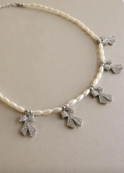 Colar Pérolas e Laços