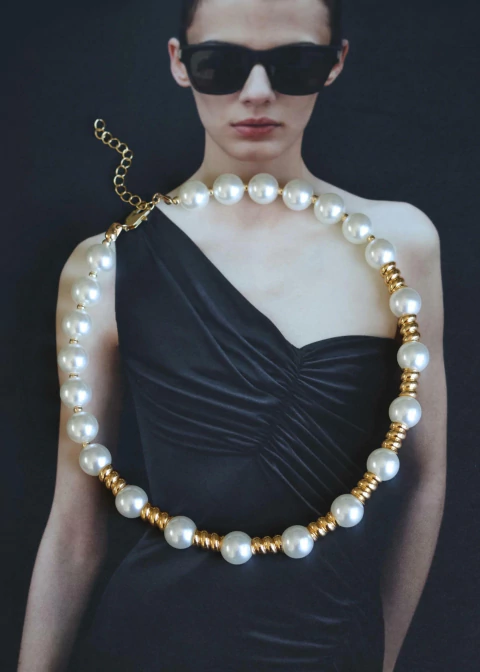 Colar de pérola banho dourado