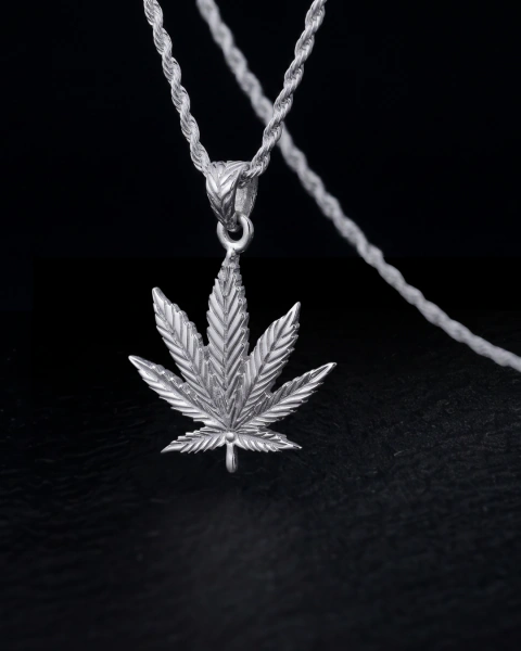 Colar Cannabis Prata Médio | Pingente Folha da Paz