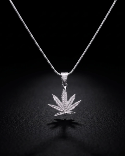 Colar Cannabis Prata Pequeno | Pingente Folha da Paz