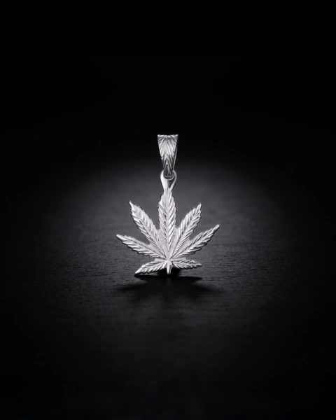 Pingente Cannabis Prata Pequeno | Flor da Paz