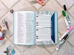 BIBLIA DE LA MAMA OCUPADA MAGENTA RV1960 (sujeto a disponibilidad) - Distribuidores Cristianos