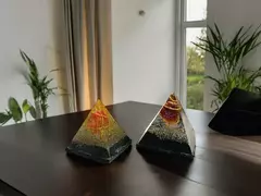 PIRAMIDE ORGONITE MINI CON PIEDRA