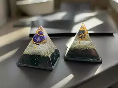 PIRAMIDE ORGONITE MEDIANA CON PIEDRA