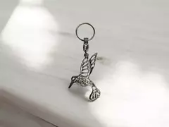 LLAVERO COLIBRI CALADO METAL