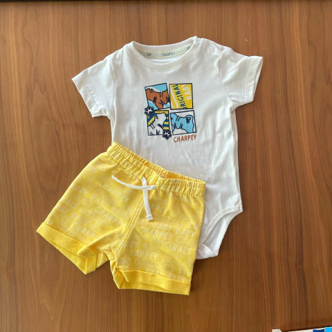 CONJUNTO CAMISETA EM MALHA E BERMUDA MOLETOM - comprar online