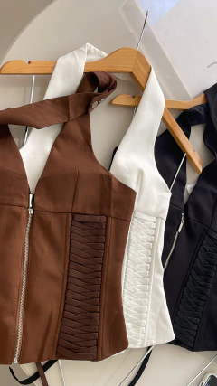 Corset Bianca na internet